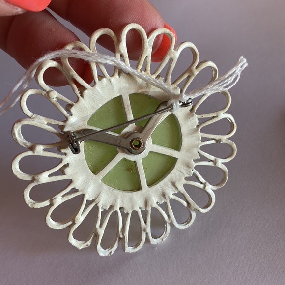 Vintage green and white brooch - Picture 3 of 5